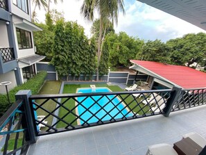 A residential property with a swimming pool, a covered patio area, and a view of surrounding greenery. - Chaweng Noi Resort (Koh Samui)