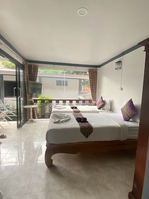 Une chambre d’hôtel avec un lit, une petite table et une vue sur l’extérieur.