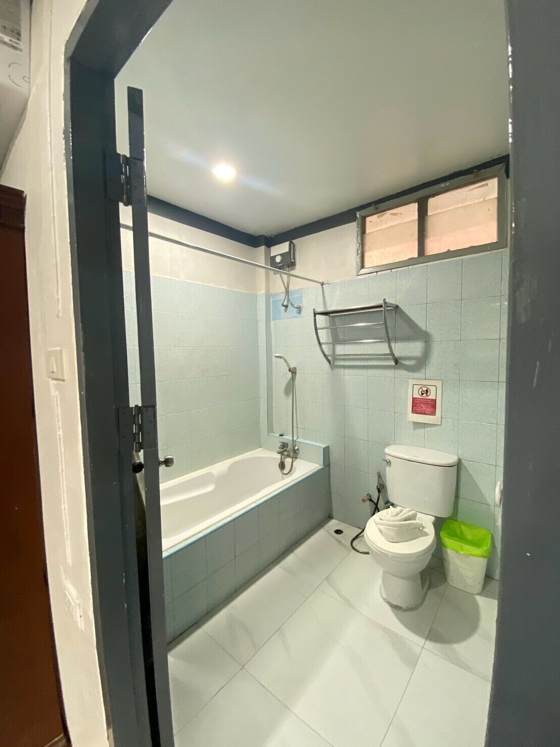 Ein Badezimmer mit Badewanne, Toilette und Dusche.