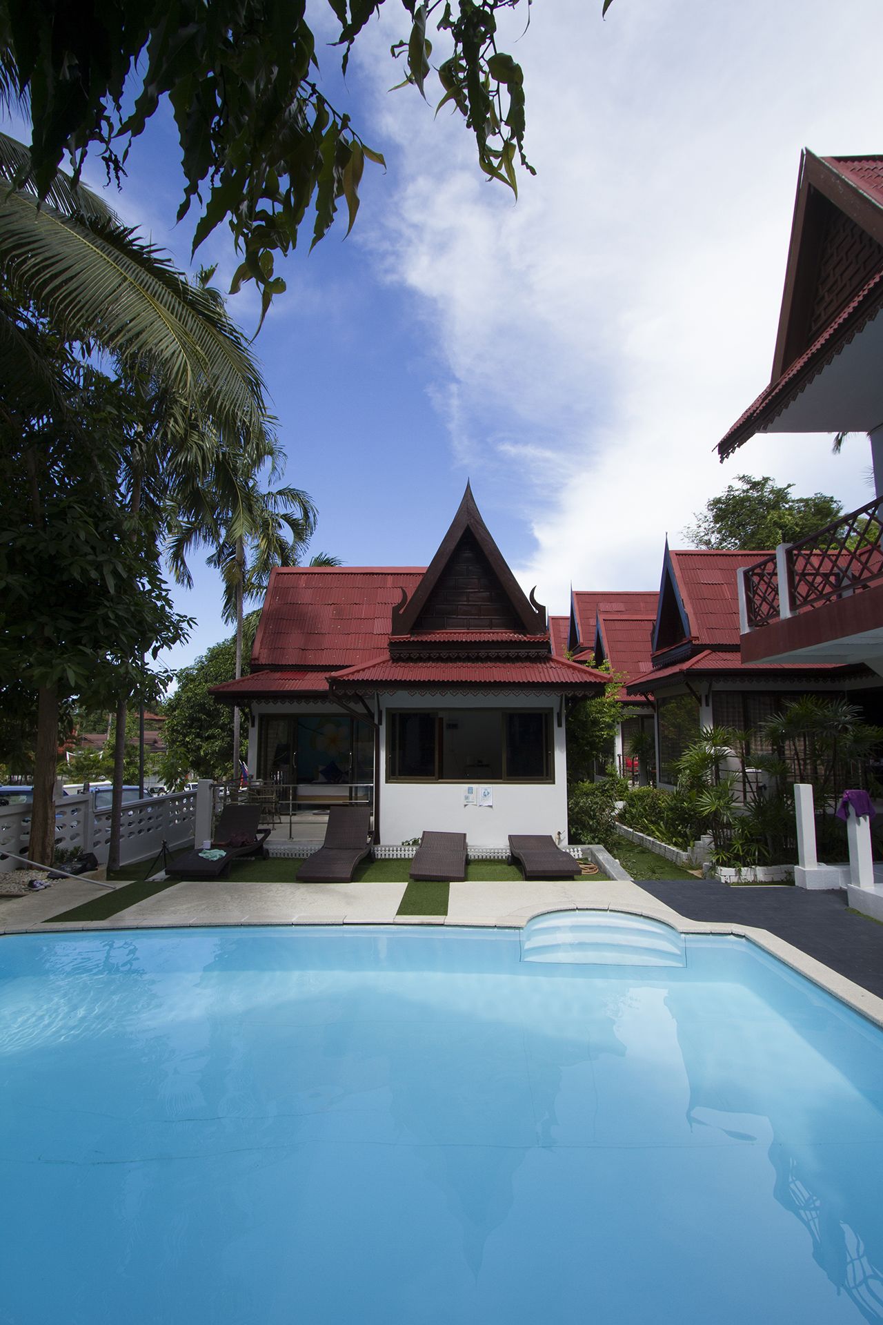 Una piscina al aire libre
