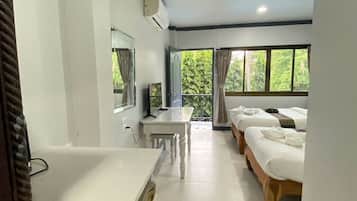 Ein Hotelzimmer mit Bett, Schreibtisch, Stuhl, Fenster und Bad.