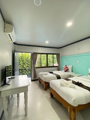A hotel room with two beds, a desk, and a TV. - Chaweng Noi Resort (Koh Samui)
