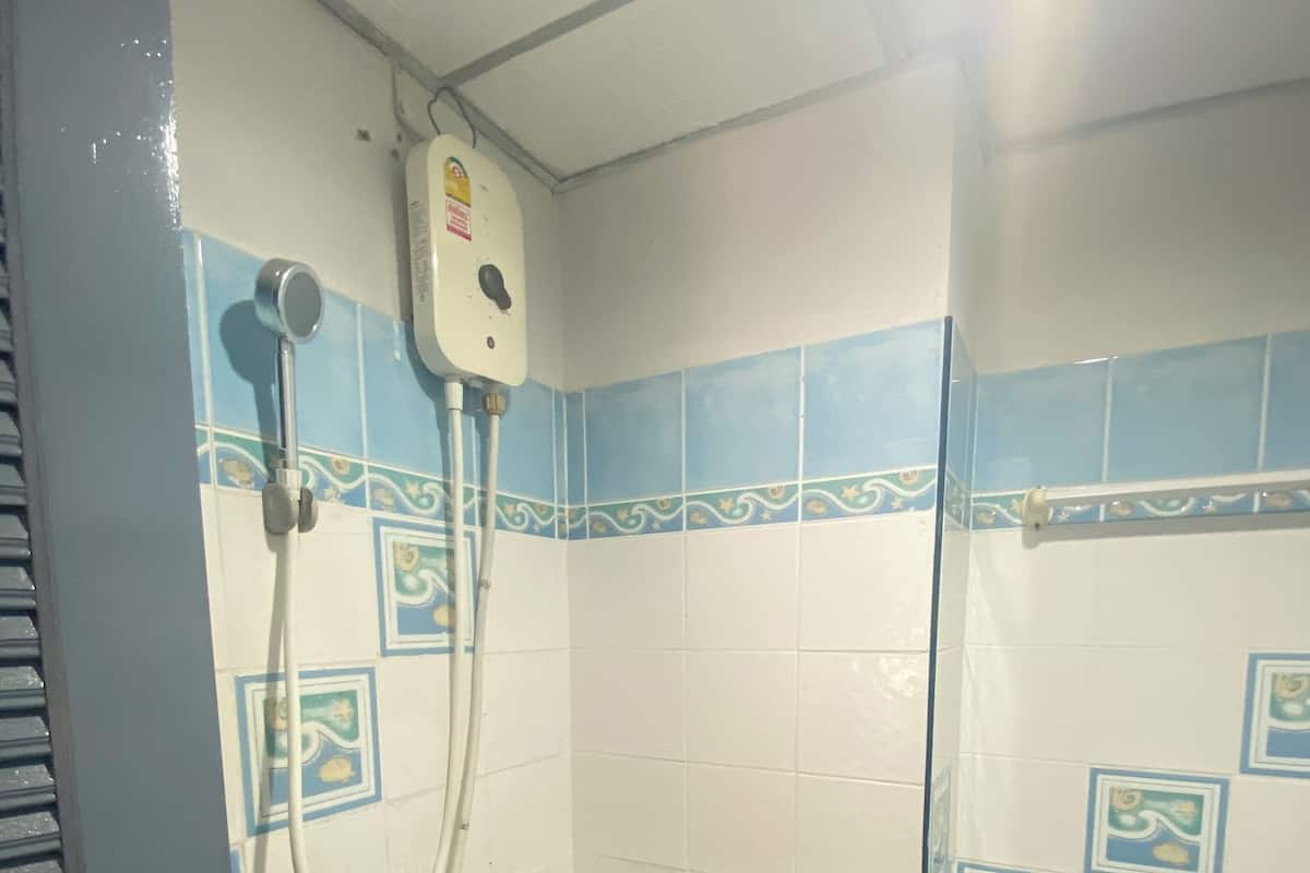 Rainfall showerhead, hair dryer, towels