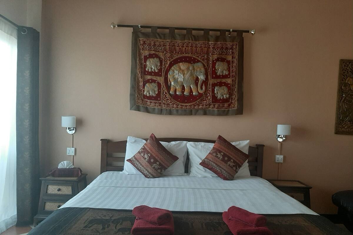 Quarto casal luxo | Frigobar, cofres nos quartos, escrivaninha, quartos à prova de som