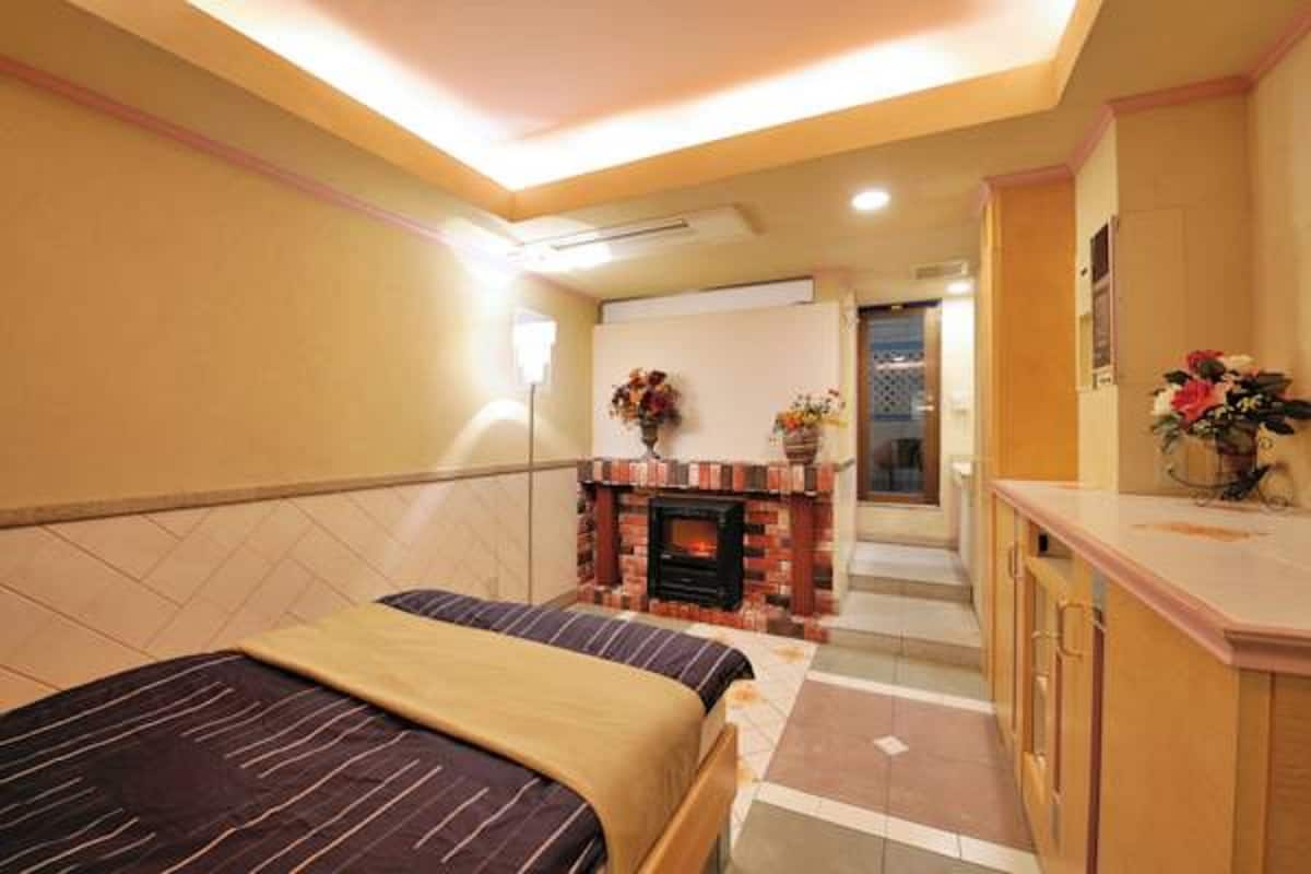 Superior Double Room, Private Bathroom | Dihias secara berasingan, dilengkapkan perabot secara berasingan