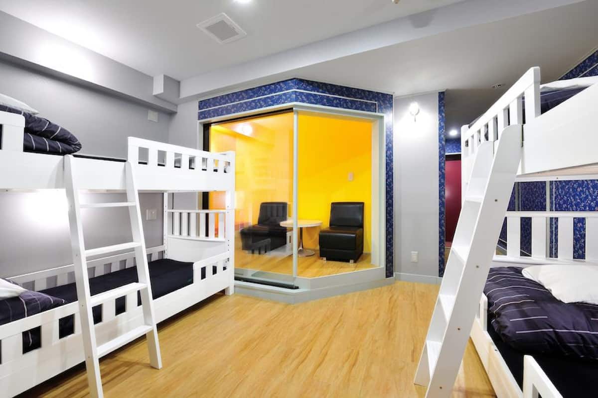 Habitación superior, baño privado | Sistema de insonorización, tabla de planchar con plancha, wifi gratis