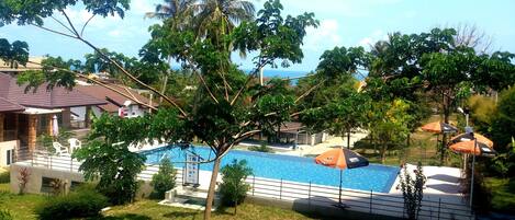 Una piscina al aire libre