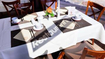 Free daily buffet breakfast