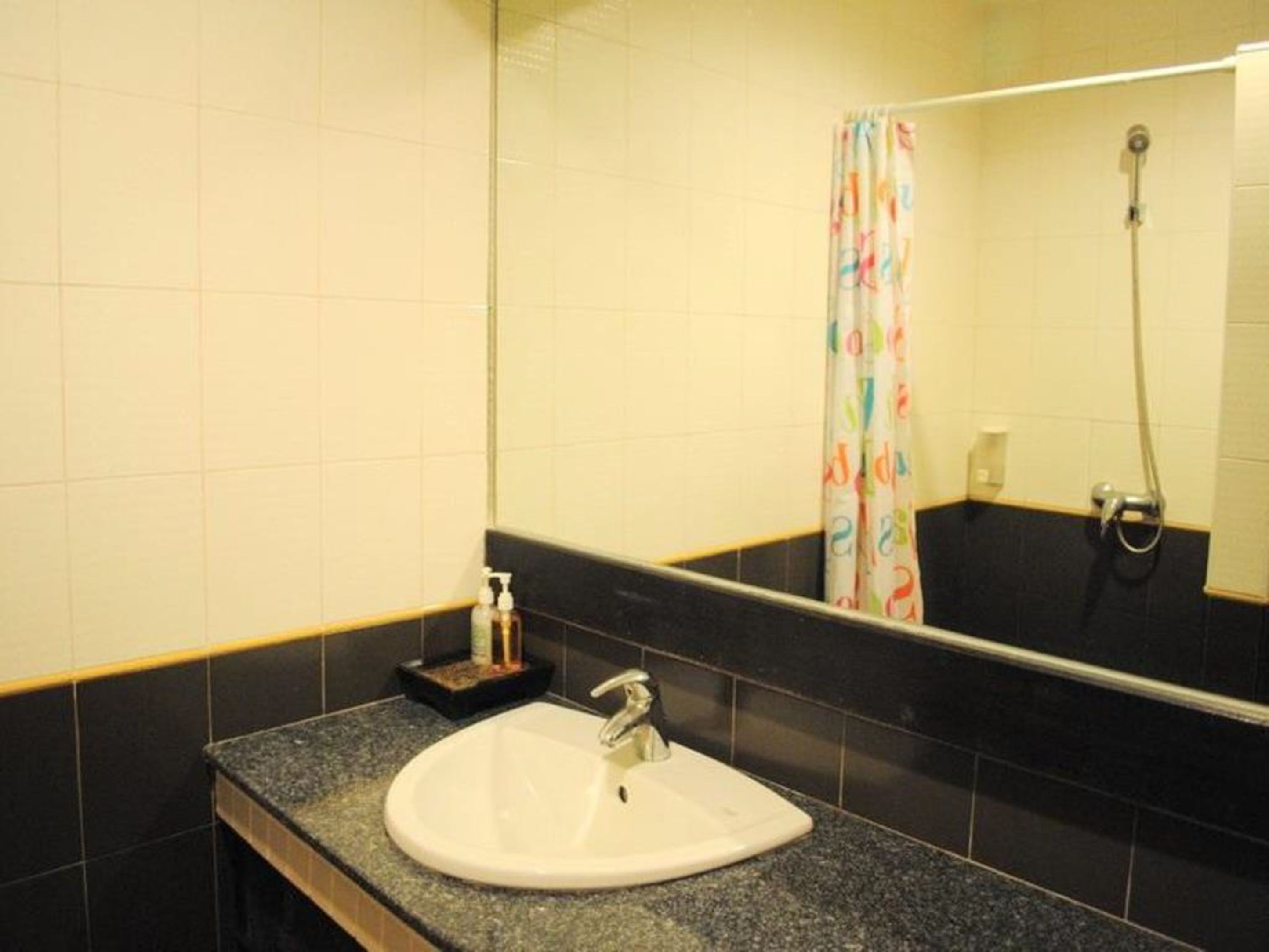 garden villa | bathroom | shower, bidet, towels
