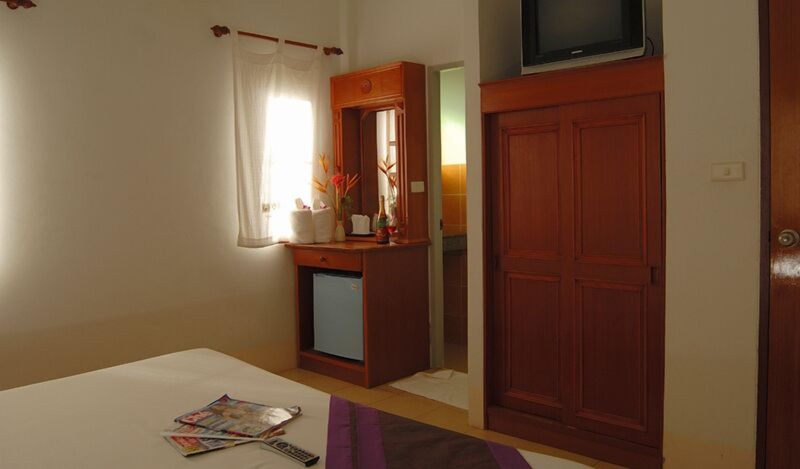 hypo-allergenic bedding, in-room safe, free wifi, bed sheets