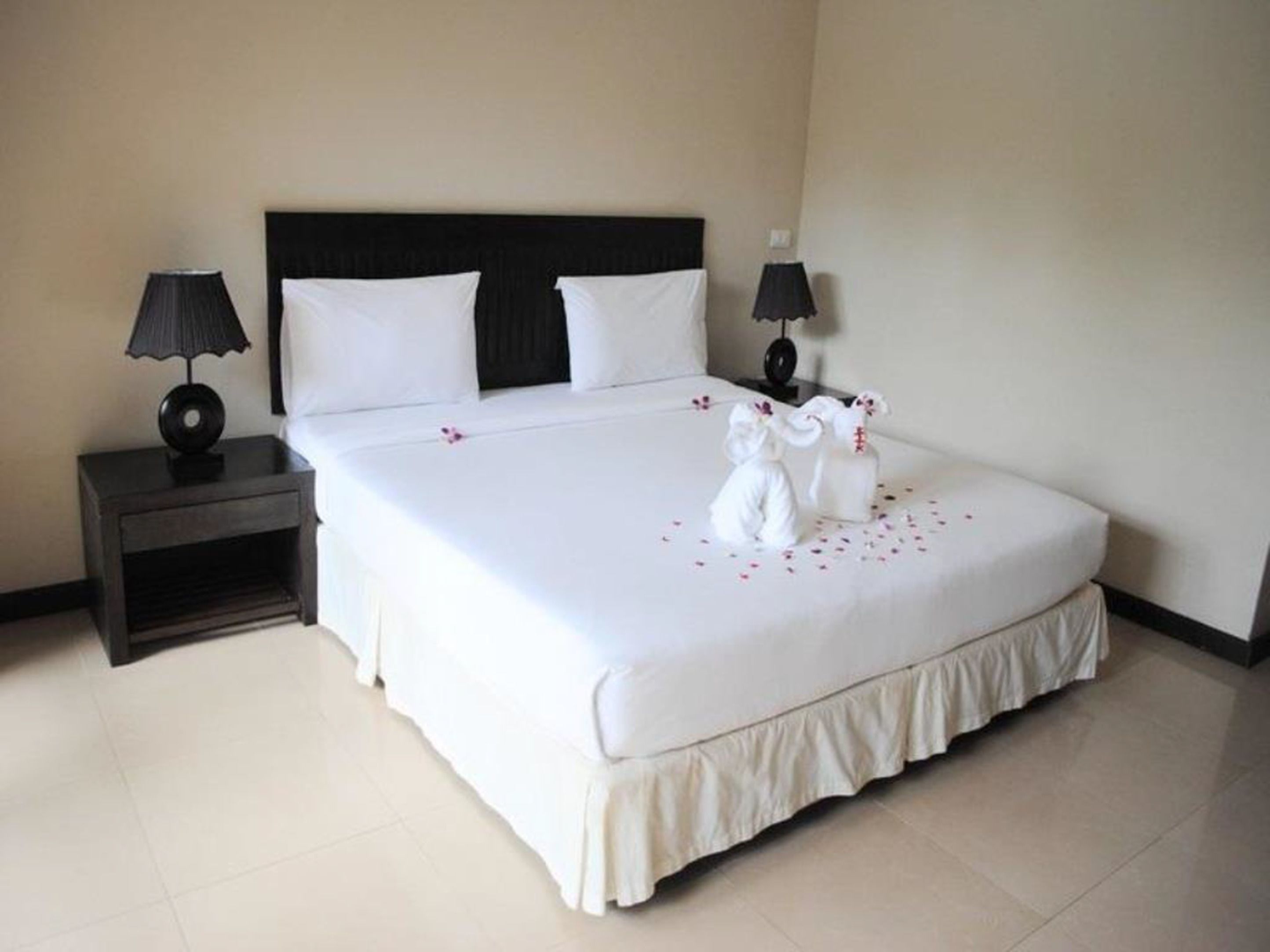 superior room | hypo-allergenic bedding, in-room safe, free wifi, bed sheets