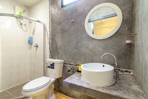 Shower, bidet, towels, soap - OYO 412 7 Days Hotel (Chiang Mai)