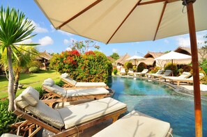 Outdoor pool, pool umbrellas, sun loungers - Brothers Bungalows Balangan (Jimbaran)
