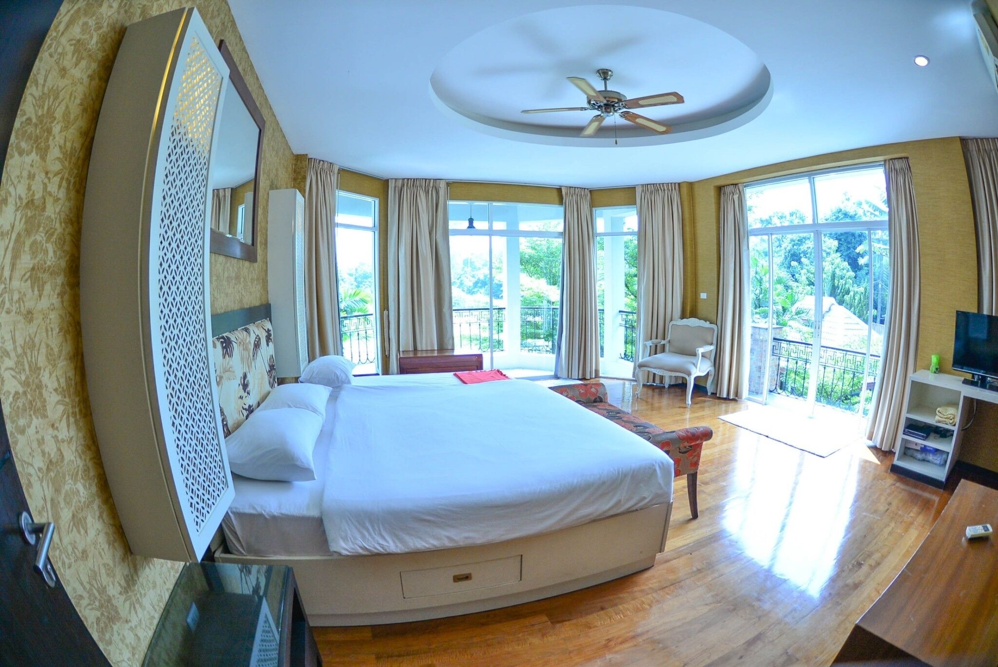 Family Room 7 Bed Rooms | 4 多间卧室、遮光窗帘、免费 WiFi、床单