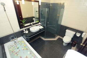 Combined shower/bathtub, deep-soaking bathtub, designer toiletries - Sokhalay Angkor Residence and Spa (Siem Reap)