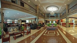 A spacious lobby with a central seating area, multiple levels, and a chandelier. - Sokhalay Angkor Residence and Spa (Siem Reap)