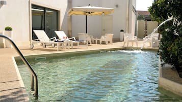 Piscina all'aperto, lettini