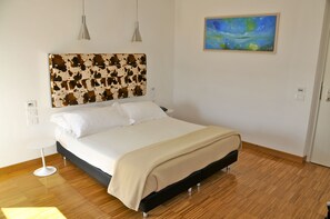 Minibar, safe på rommet, individuelt innredet og skrivebord