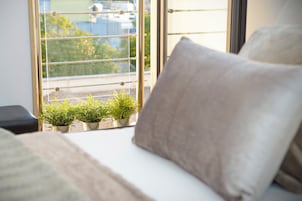 Quarto superior | Frigobar, cofres nos quartos, individualmente mobiliados, escrivaninha
