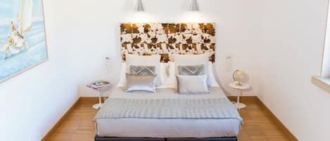 Studio Suite | Minibar, in-room safe, individually furnished, desk