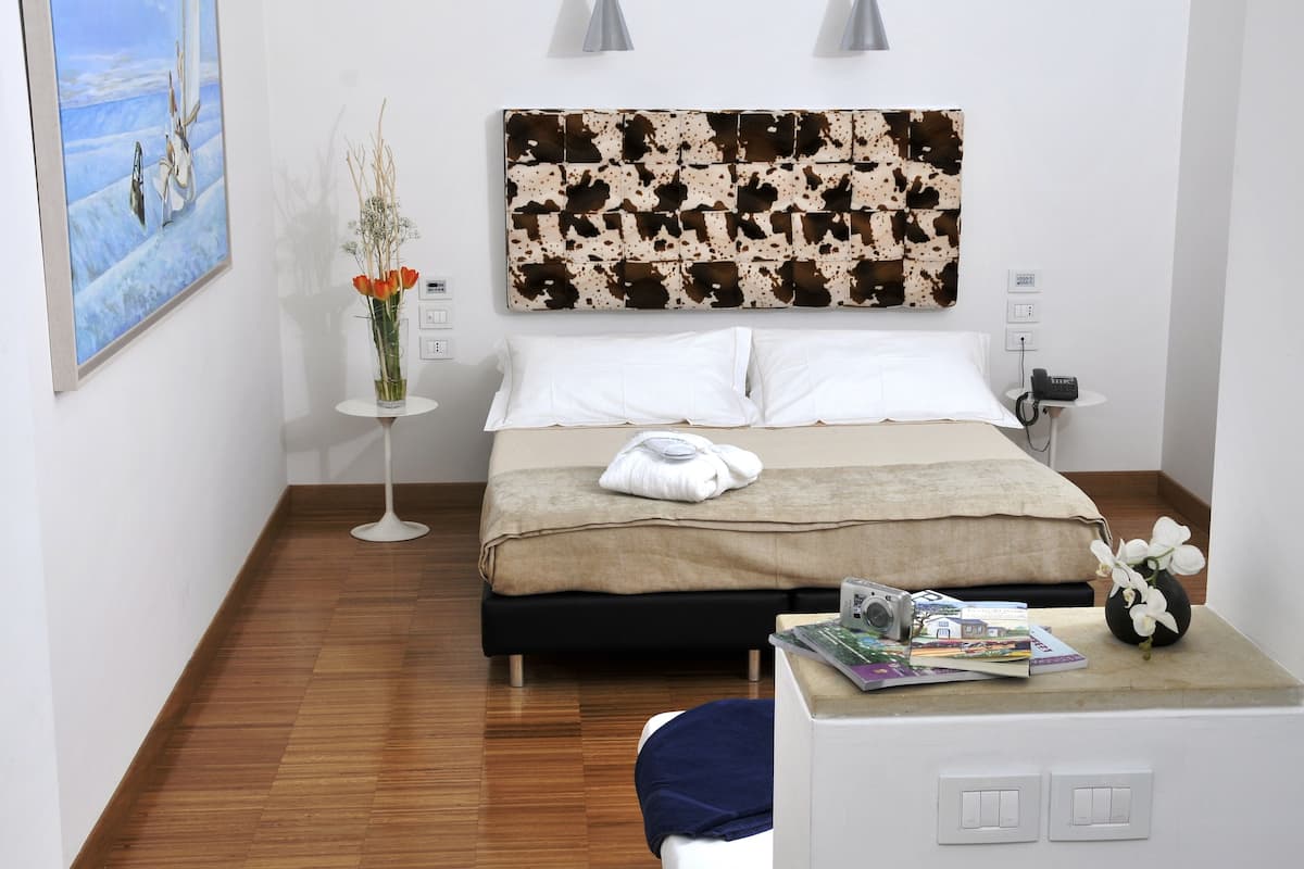 minibar, in-room safe, individually furnished, desk