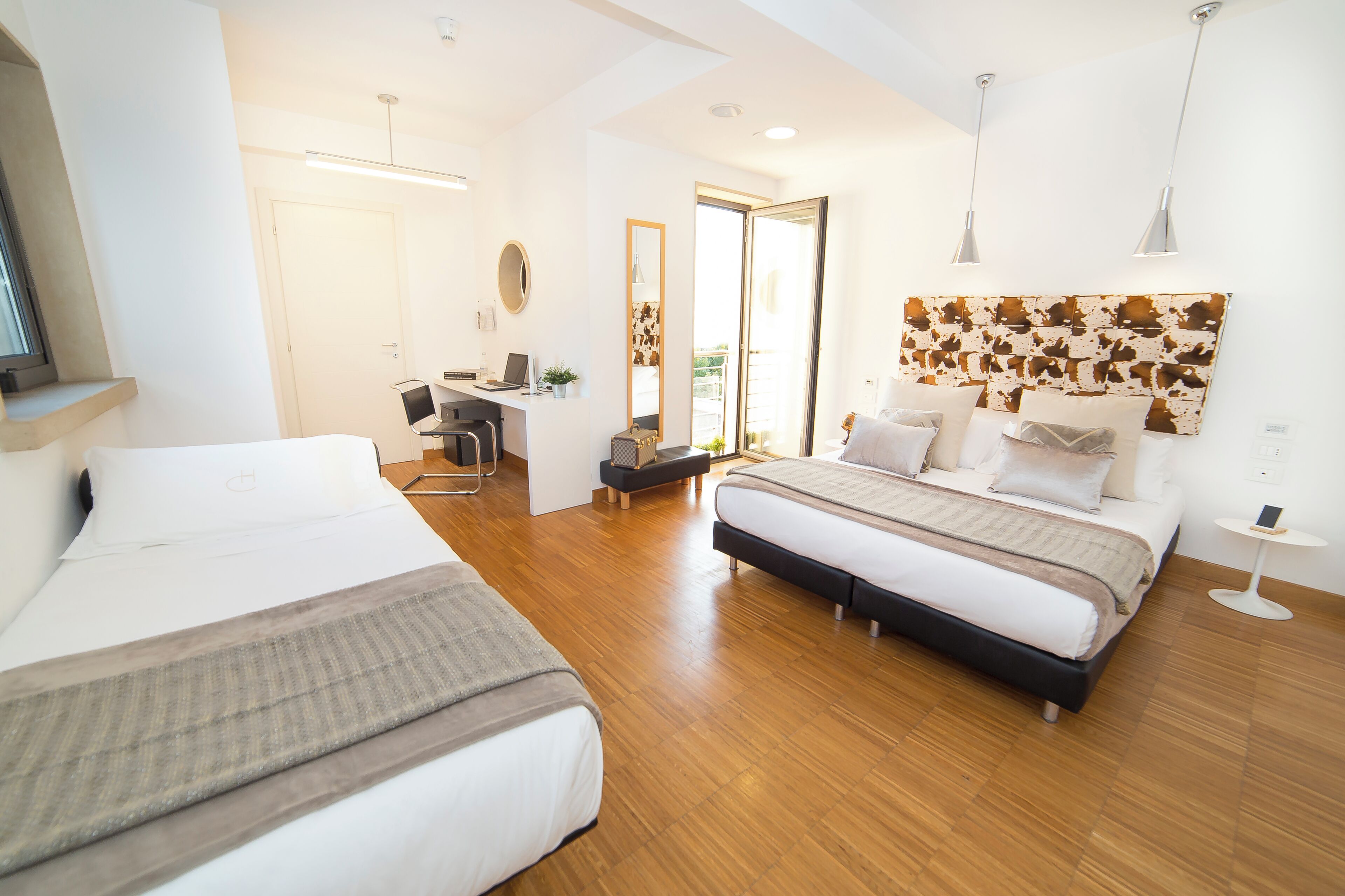 ميني بار وخزنة داخل الغرفة وطراز فريد لكل وحدة ومكتب