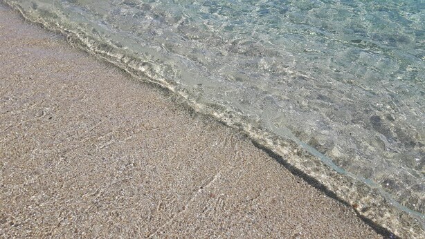 A sandy beach with clear water. - Hotel Rea (Naxos)