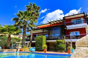 Seasonal outdoor pool, pool umbrellas, sun loungers - Hotel Aeollos (Kassandra)
