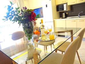 Refrigerador, microondas, placa de cocina, cafetera/tetera