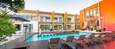 Hồ bơi ngoài trời, ghế dài tắm nắng