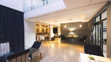 Petit déjeuner, déjeuner et dßner servis sur place