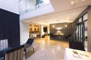 تقديم الإفطار والغداء والعشاء