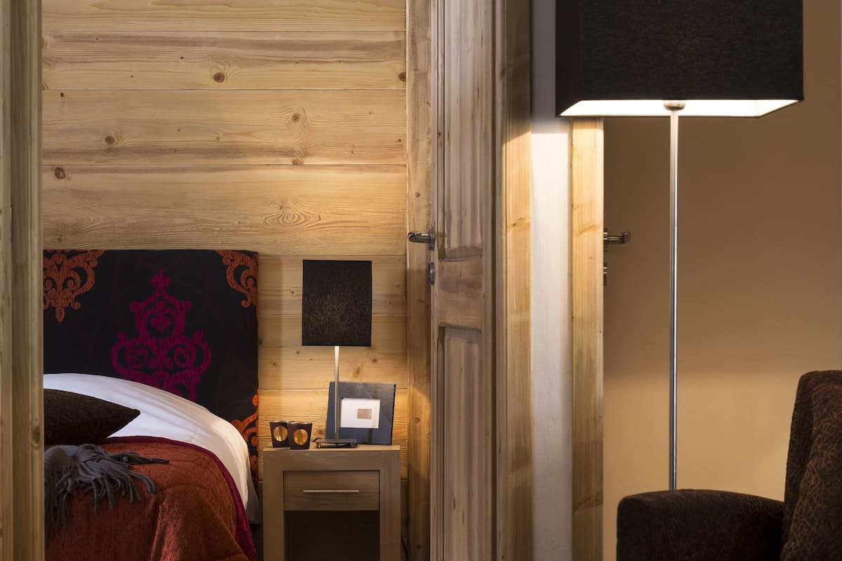 Soundproofing, free WiFi, bed sheets