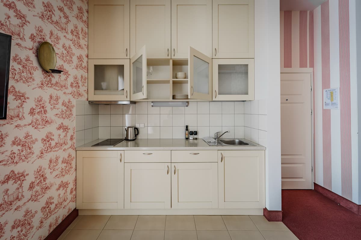 fridge, electric kettle