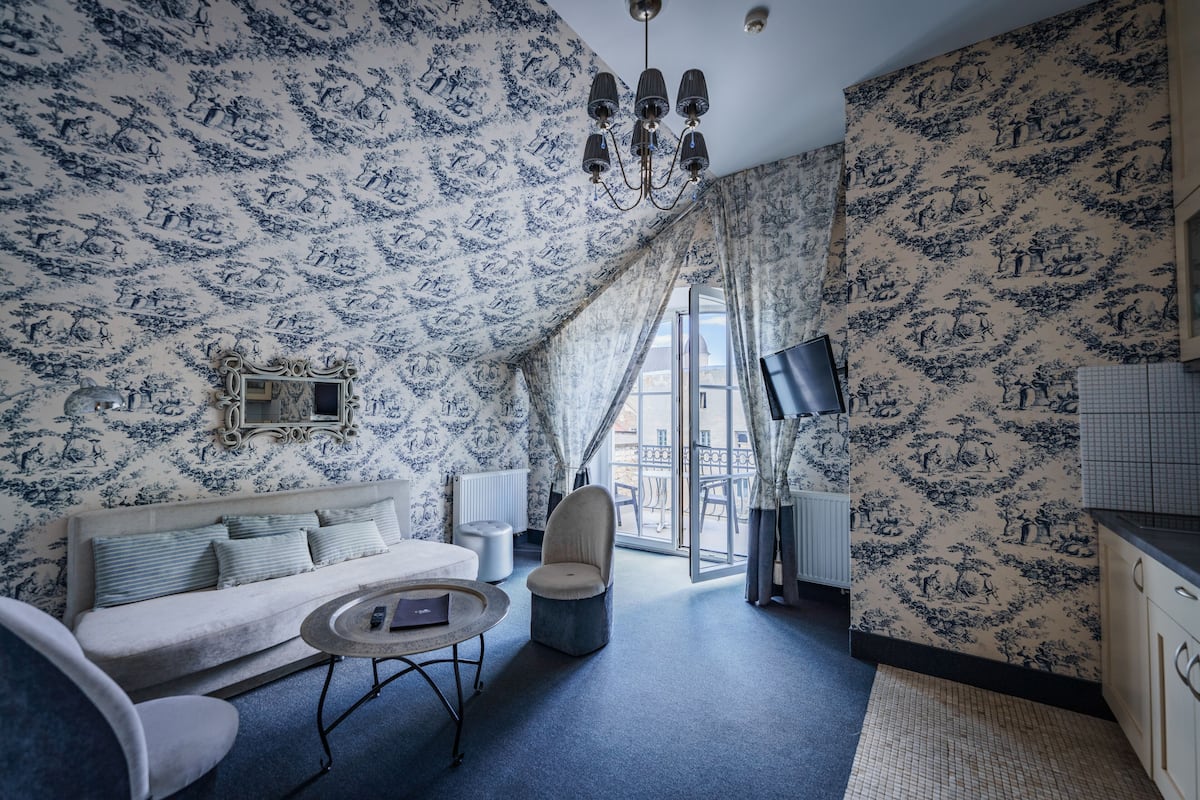 1 slaapkamer, een kluis op de kamer, individueel gedecoreerd, een bureau