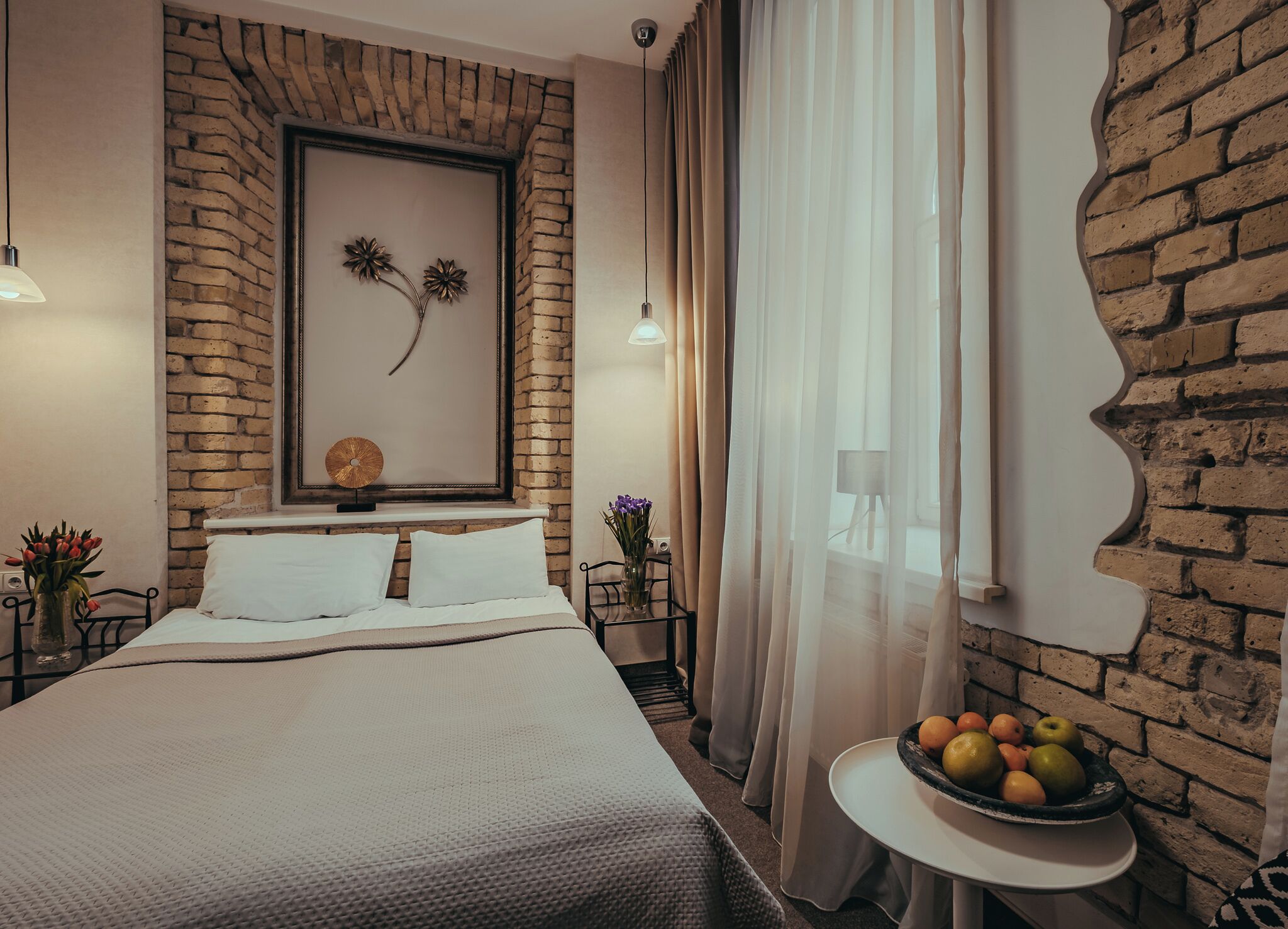 双人房 | 客房内保险箱、特色装修、办公桌、笔记本电脑工作区