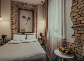 Double Room | In-room safe, individually decorated, desk, laptop workspace