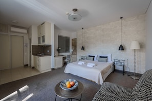 In-room safe, individually decorated, desk, laptop workspace - Moon Garden Boutique Hotel (Vilnius)