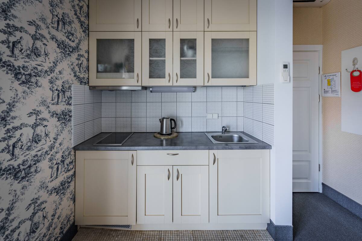 fridge, electric kettle