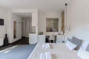 ตู้นิรภัยในห้องพัก, ห้องพักตกแต่งอย่างมีเอกลักษณ์, โต๊ะทำงาน