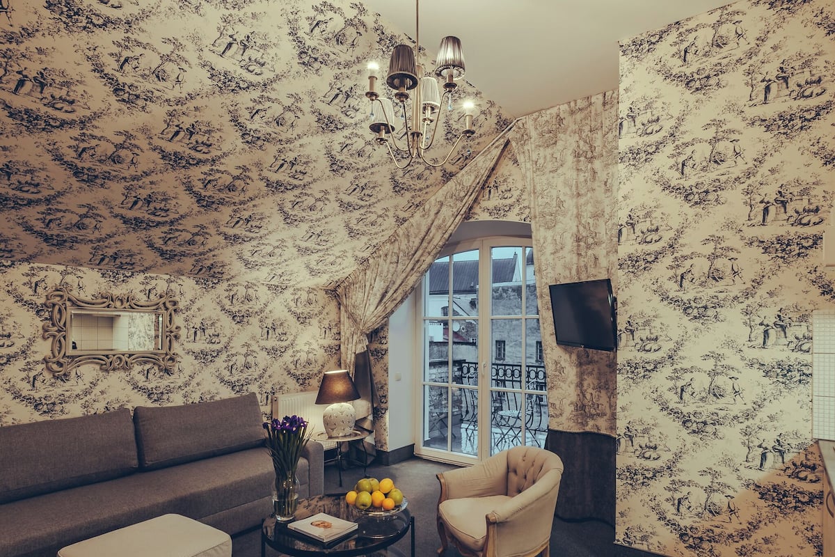 1 slaapkamer, een kluis op de kamer, individueel gedecoreerd, een bureau
