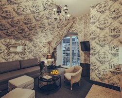 Una cassaforte in camera, con stile personalizzato, una scrivania