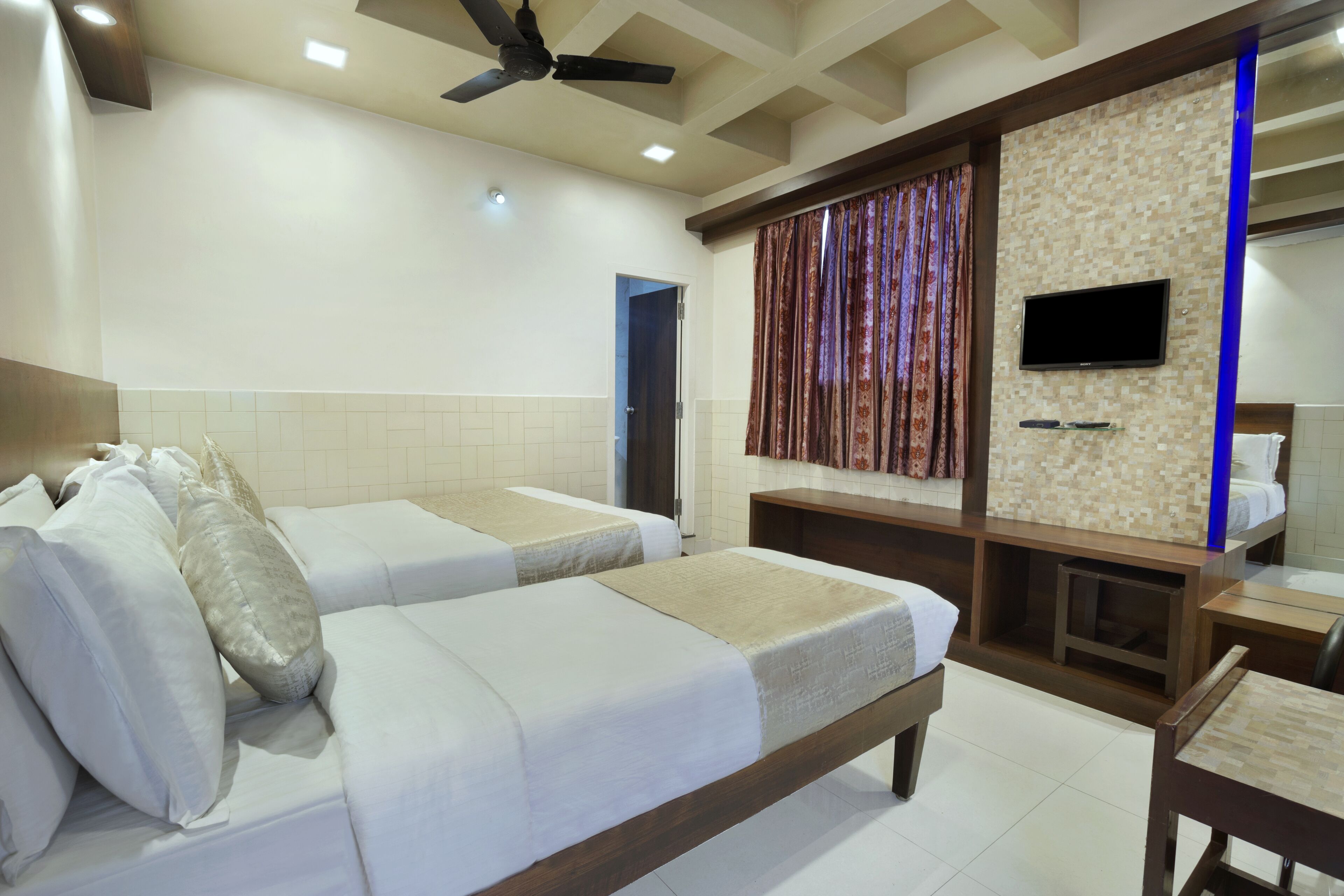 Een kluis op de kamer, een bureau, gratis wifi, beddengoed