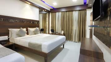 Quarto triplo luxo, 1 cama King | Cofres nos quartos, escrivaninha, Wi-Fi de cortesia, roupa de cama