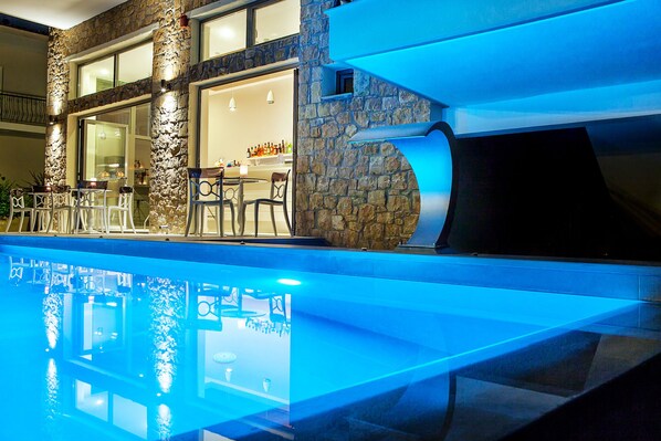 Seasonal outdoor pool, pool umbrellas, sun loungers - (kassandra)