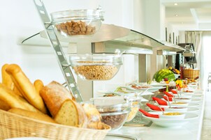 Desayuno con opciones de la cocina local todos los días (con cargo)