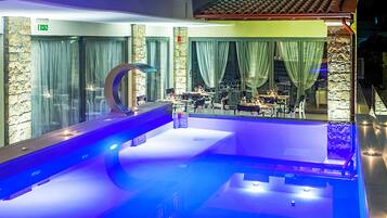 حمّام سباحة خارجي، حمّام سباحة مع شلّال، مقاعد للتشمس