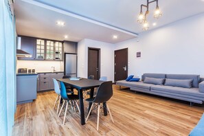 Appartement familial, 1 chambre, cuisine, vue partielle sur la mer | Draps en coton égyptien, literie de qualité, coffre-fort, décor unique