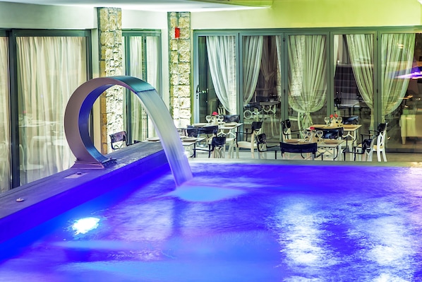 Außenpool, Pool mit Wasserfall, Liegestühle