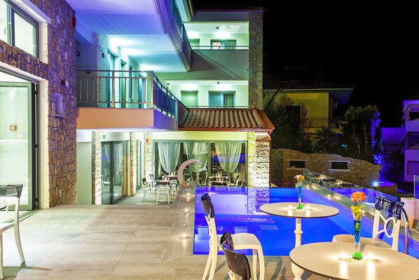 بار بجانب حمام السباحة